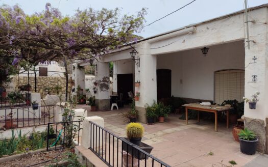 Venta de Cortijo Restaurado con Parcela en Terque
