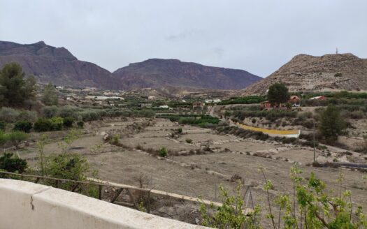 Venta de Cortijo Restaurado con Parcela en Terque