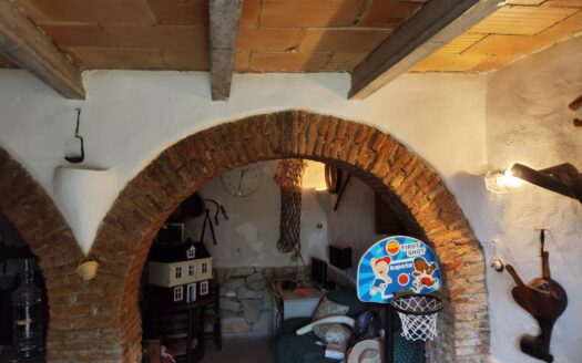 Venta de Cortijo Restaurado con Parcela en Terque