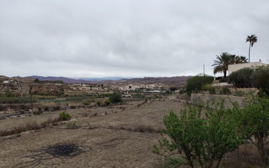 Venta de Cortijo Restaurado con Parcela en Terque