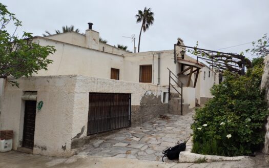 Venta de Cortijo Restaurado con Parcela en Terque