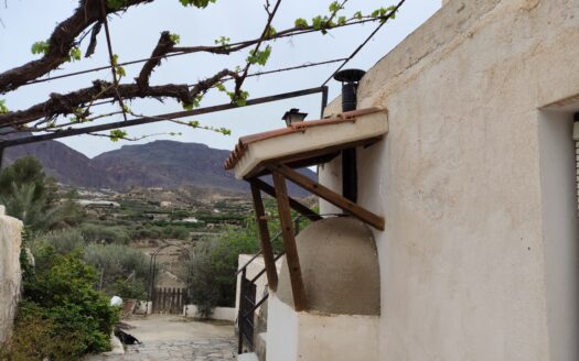 Venta de Cortijo Restaurado con Parcela en Terque