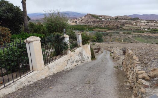 Venta de Cortijo Restaurado con Parcela en Terque