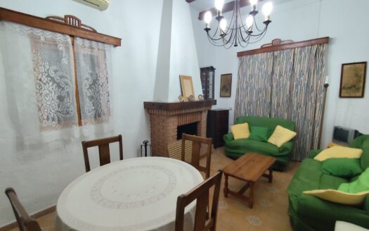 Venta de Cortijo Restaurado con Parcela en Terque