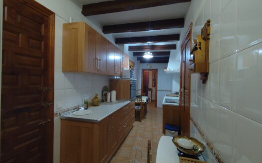 Venta de Cortijo Restaurado con Parcela en Terque