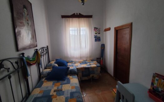 Venta de Cortijo Restaurado con Parcela en Terque