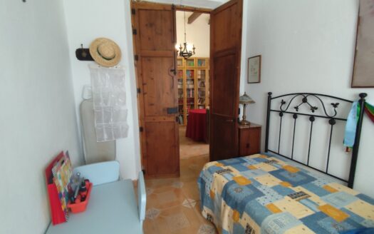 Venta de Cortijo Restaurado con Parcela en Terque