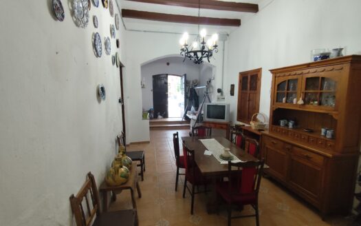 Venta de Cortijo Restaurado con Parcela en Terque