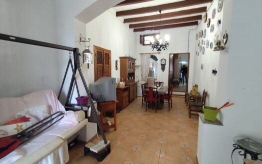 Venta de Cortijo Restaurado con Parcela en Terque