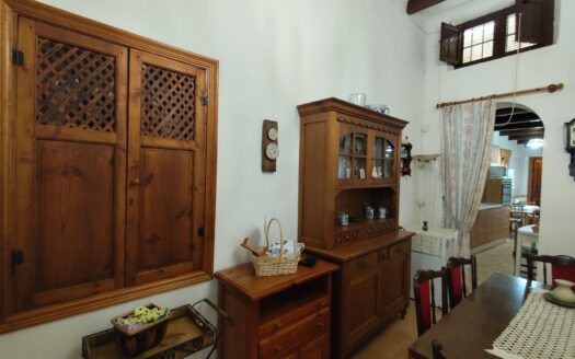 Venta de Cortijo Restaurado con Parcela en Terque