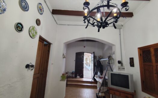 Venta de Cortijo Restaurado con Parcela en Terque