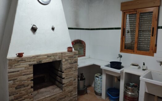 Venta de Cortijo Restaurado con Parcela en Terque