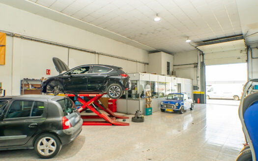 Venta o Traspaso de Taller en pleno funcionamiento en Campohermoso.