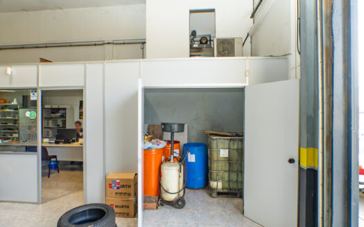 Venta o Traspaso de Taller en pleno funcionamiento en Campohermoso.