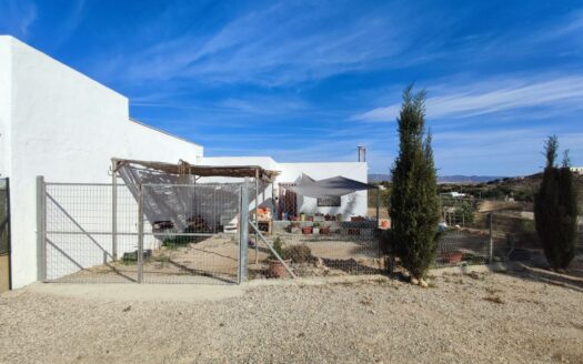 Venta de dos casas por una en Fernán Pérez con parcela en producción!