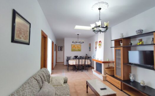 Venta de dos casas por una en Fernán Pérez con parcela en producción!