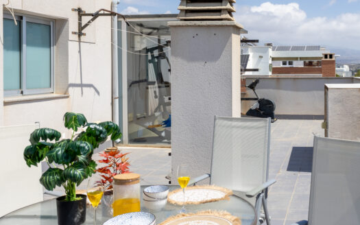 Venta de Dúplex con Garaje y Solarium en Sector Exclusivo de Almería