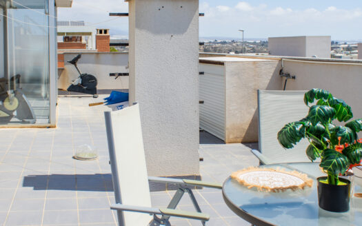 Venta de Dúplex con Garaje y Solarium en Sector Exclusivo de Almería