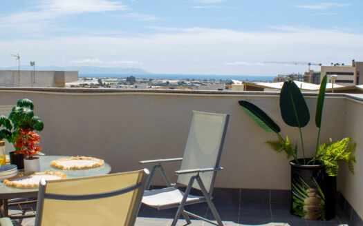 Venta de Dúplex con Garaje y Solarium en Sector Exclusivo de Almería