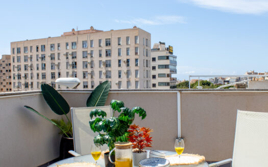 Venta de Dúplex con Garaje y Solarium en Sector Exclusivo de Almería