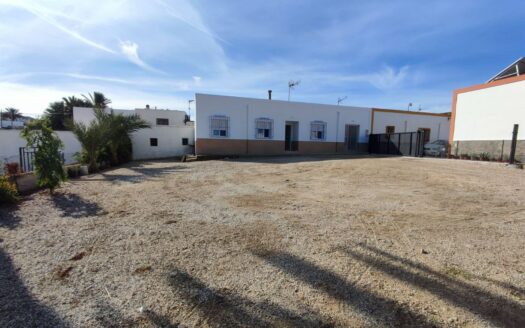 Venta de dos casas por una en Fernán Pérez con parcela en producción!