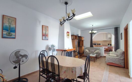 Venta de dos casas por una en Fernán Pérez con parcela en producción!