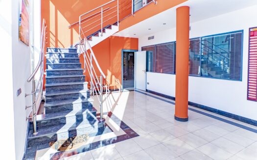 Venta de Inmejorable Nave Industrial en el sector 20 de Almeria