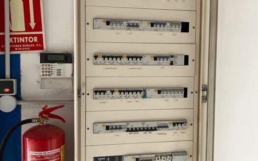 Venta de Inmejorable Nave Industrial en el sector 20 de Almeria