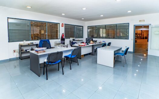 Venta de Inmejorable Nave Industrial en el sector 20 de Almeria