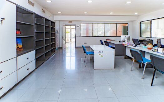 Venta de Inmejorable Nave Industrial en el sector 20 de Almeria