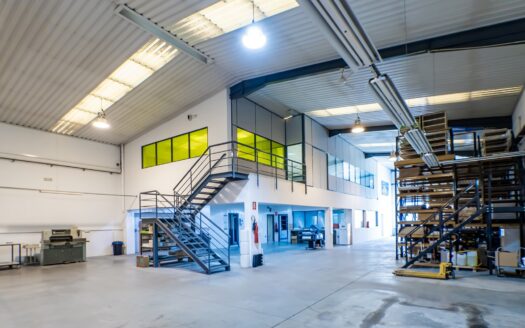 Venta de Inmejorable Nave Industrial en el sector 20 de Almeria