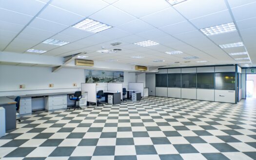 Venta de Inmejorable Nave Industrial en el sector 20 de Almeria