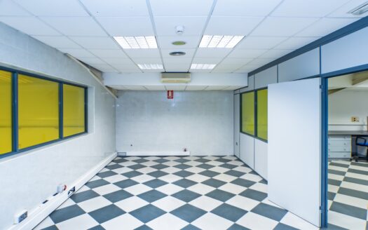 Venta de Inmejorable Nave Industrial en el sector 20 de Almeria