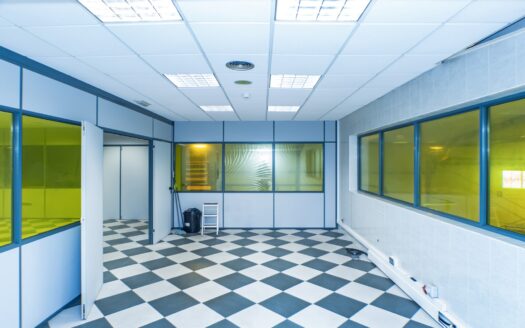 Venta de Inmejorable Nave Industrial en el sector 20 de Almeria